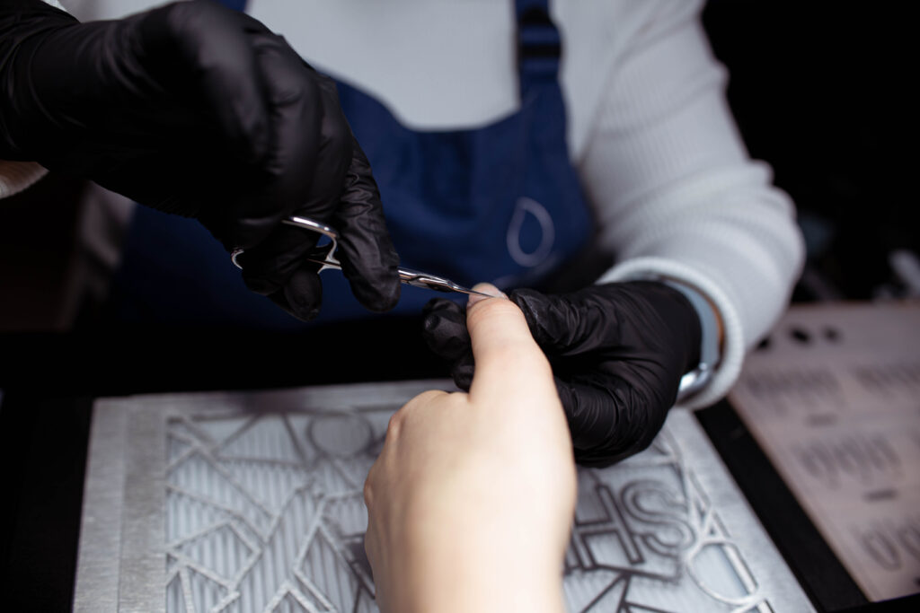 nagelriem knippen manicure voorbereiding
