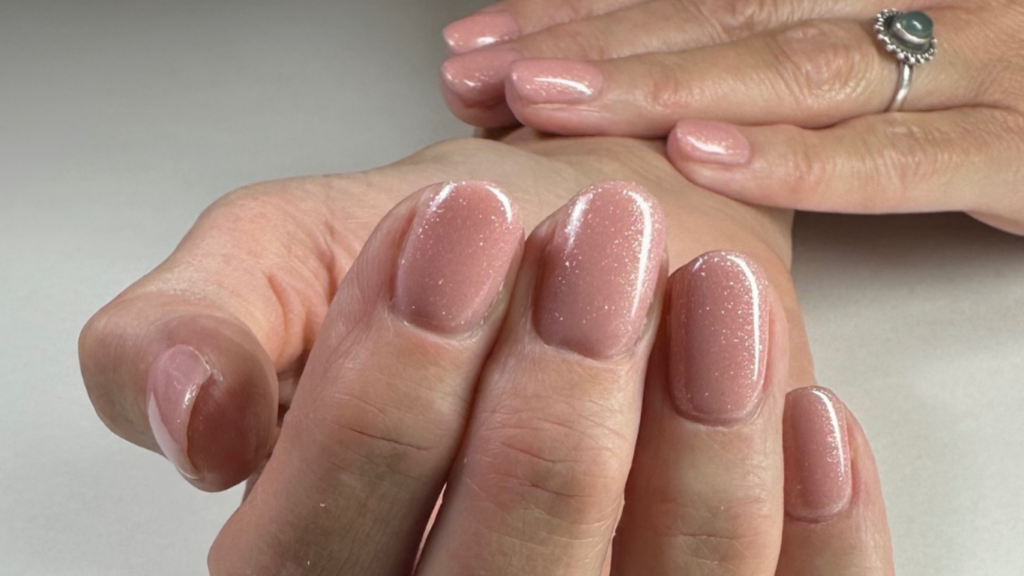 gelpolish behandelin bij Nagelgeluk, nagelstudio & opleidingen in Rhenen